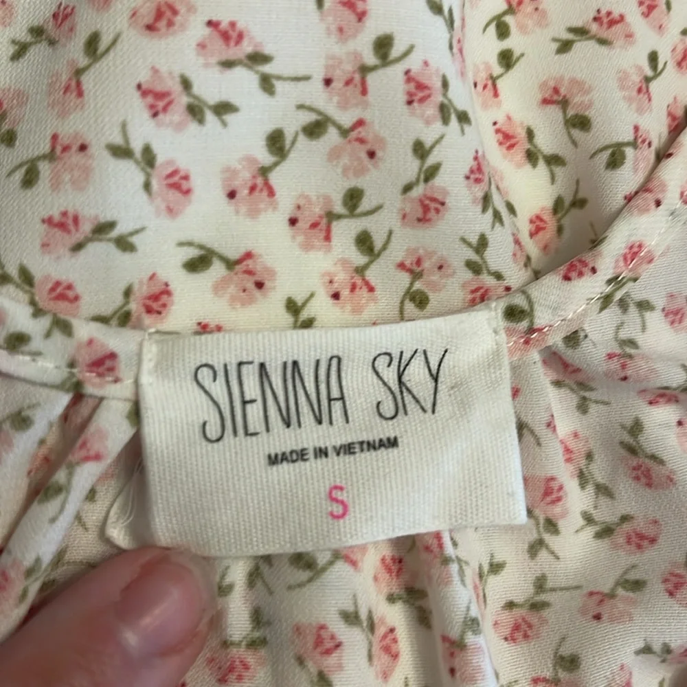 Women’s Sienna Sky Floral Dress. - Picture 3 of 3
